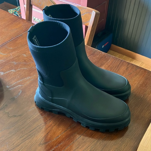 Hunter Shoes - Hunter mid explorer rain boots! Gently used